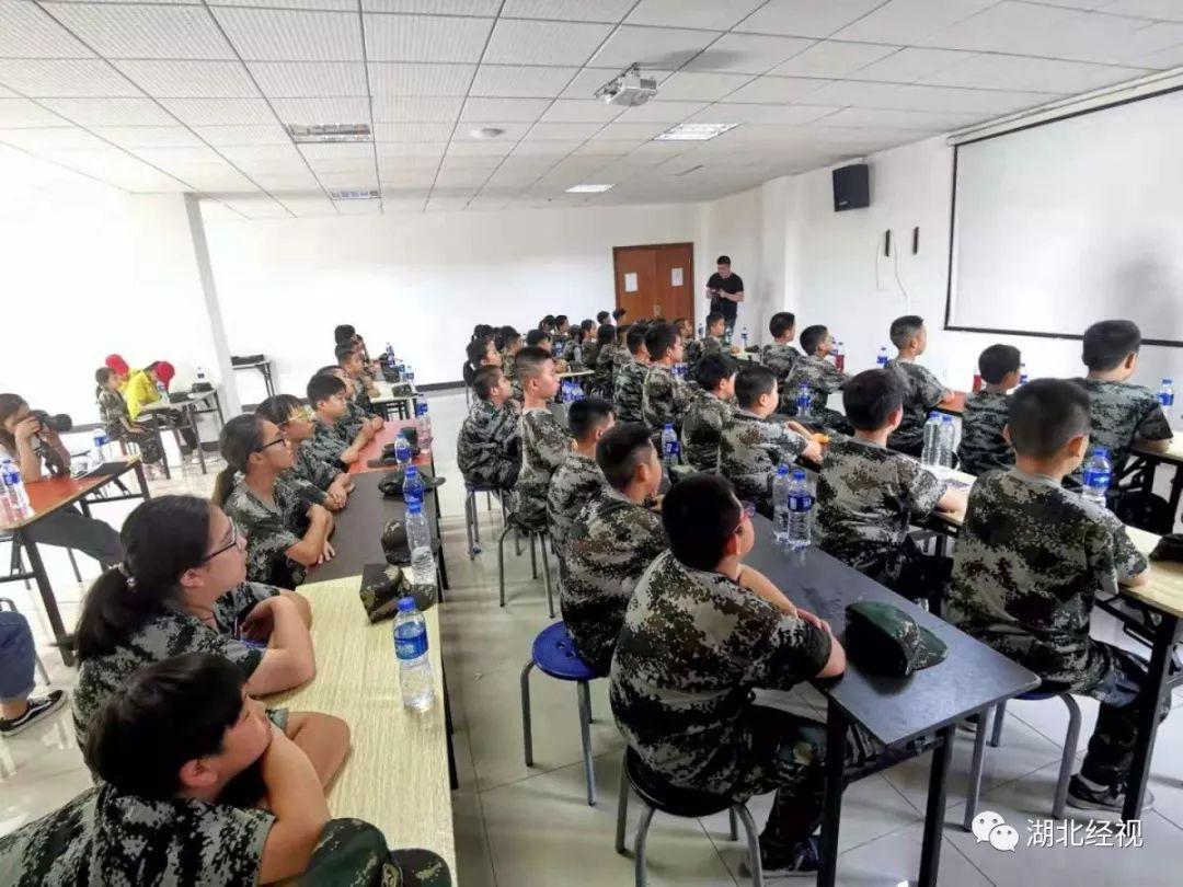 最新战旗小萌视频，独特魅力瞬间大放送！