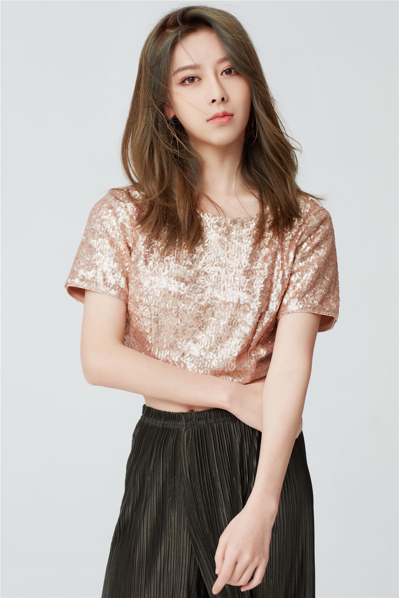 曲隽希，时代之光下的璀璨新星，最新照片曝光