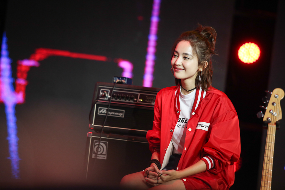 曲隽希,时代之光下的璀璨新星,最新照片曝光