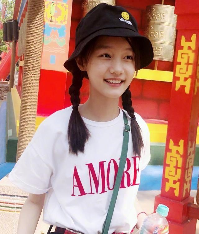 赵薇女儿最新照片曝光，多元解读下的成长印记