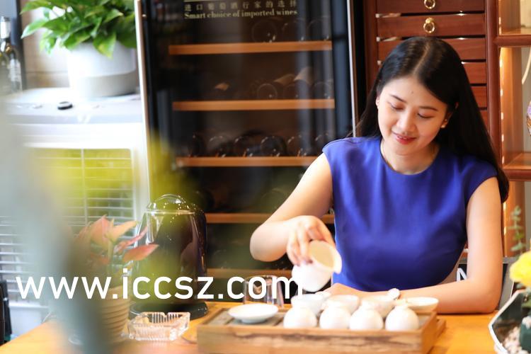 建议，色天使的趣味日常与友情纽带。