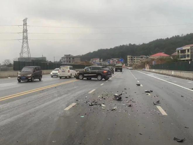 吴江汾湖发生车祸事件，最新新闻报道