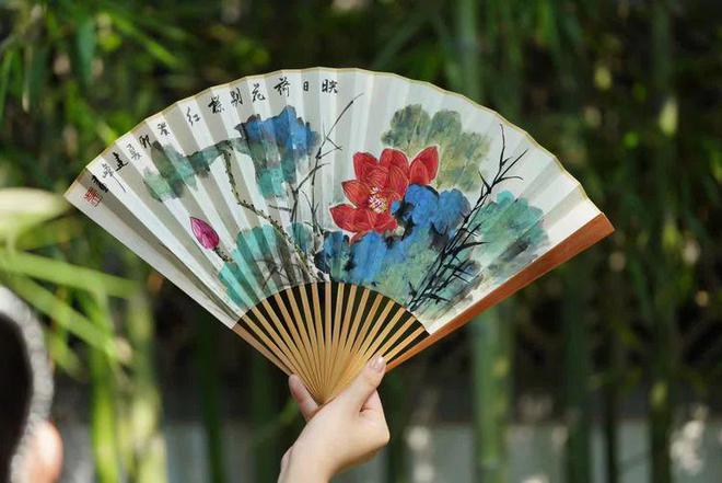 科技与艺术融合，最新纸扇引领优雅生活新纪元