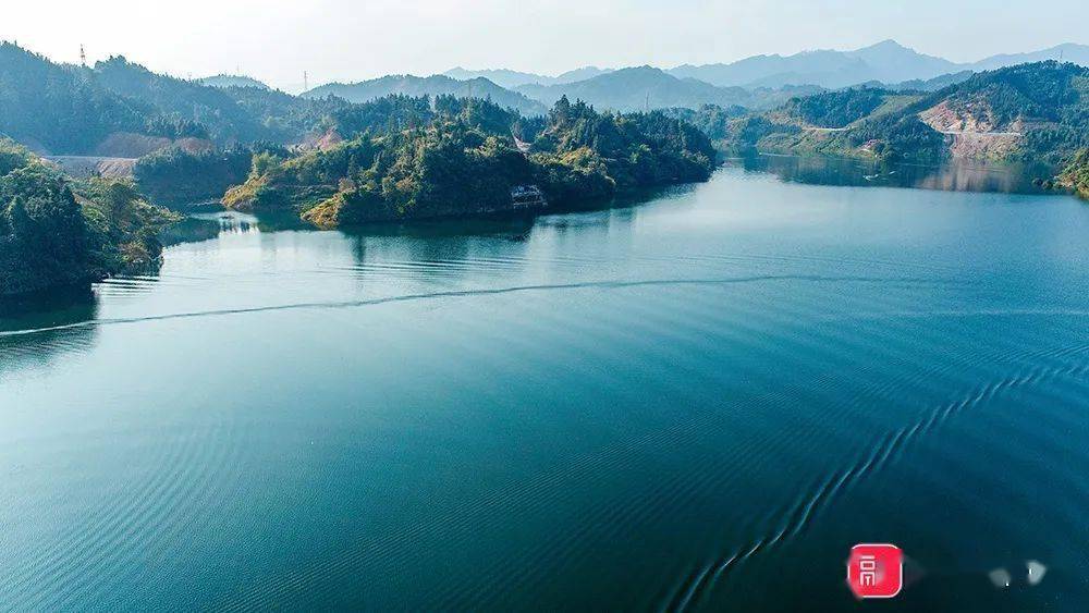 涓涓细流汇聚成未来水库，无限可能展现新篇章