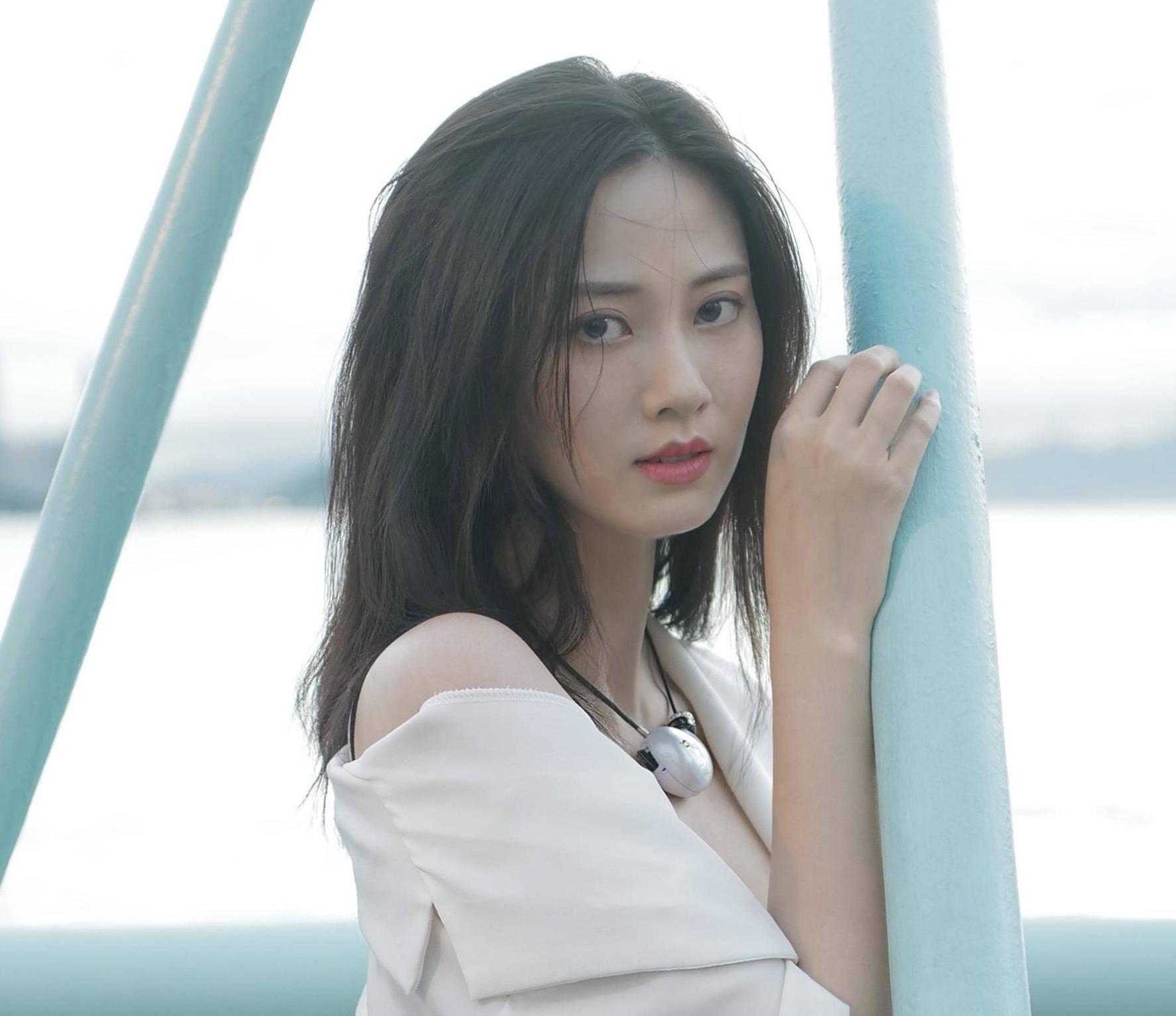 胡定欣,娱乐圈中的璀璨明星闪耀风采