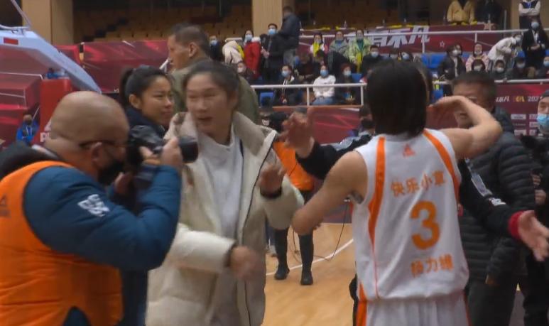 四川女篮最新动态，篮球场上的温情时光风采展示