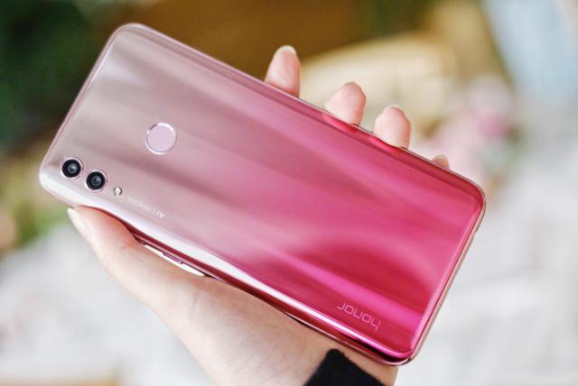 科技与美学巅峰结合，最新水滴屏手机亮相