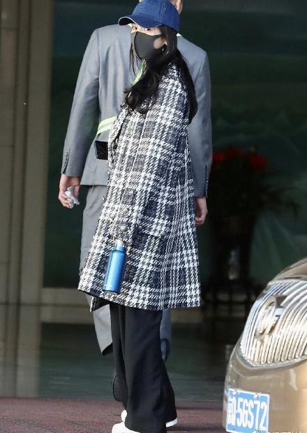 杨幂机场最新穿搭指南，打造时尚机场造型的必备指南