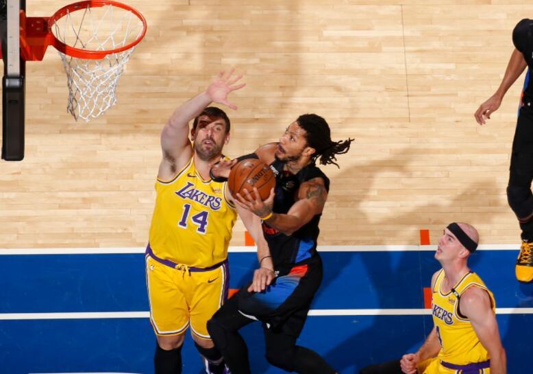 湖人队最新比赛结果揭秘，胜利之门开启与小巷惊喜小店的奇遇