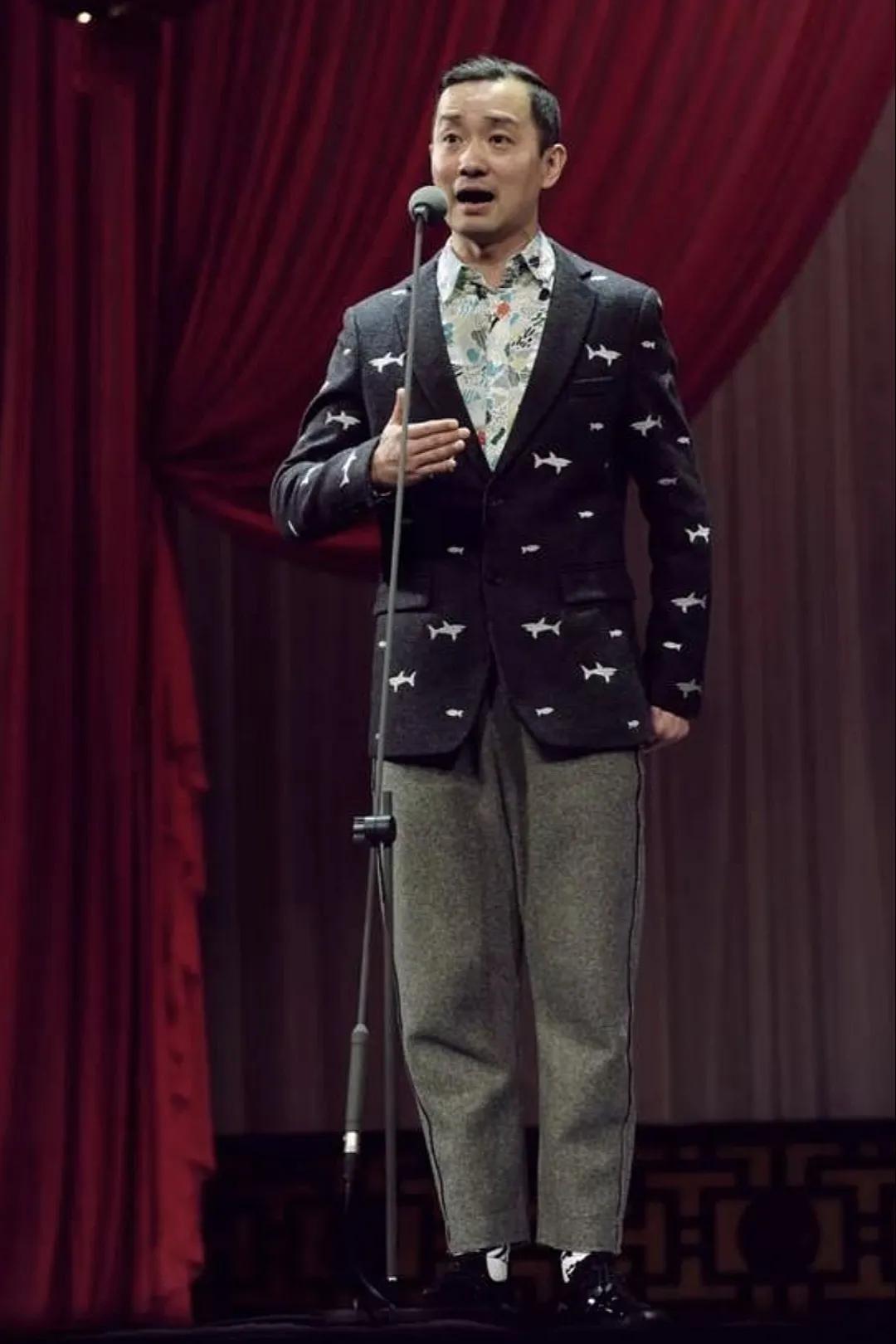 青年男演员的日常趣事与友情纽带，揭秘他们的欢乐与友情时刻