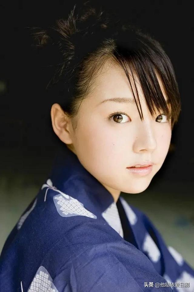 筱崎爱最新写真集，日常温馨与欢乐的呈现