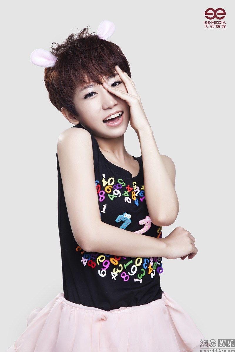 洪辰最新写真,小巷深处的独特风情之美