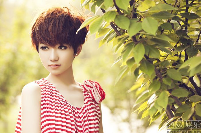 洪辰最新写真,小巷深处的独特风情之美