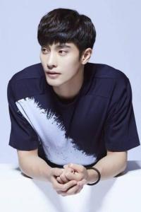 韩国演员成勋引领科技潮流，体验最新高科技产品的魅力之旅