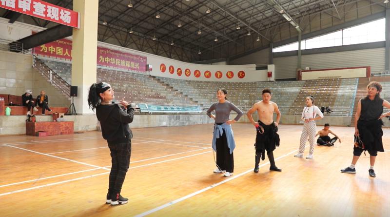 杨英的自然美景之旅，探寻内心宁静与幽默的旅程