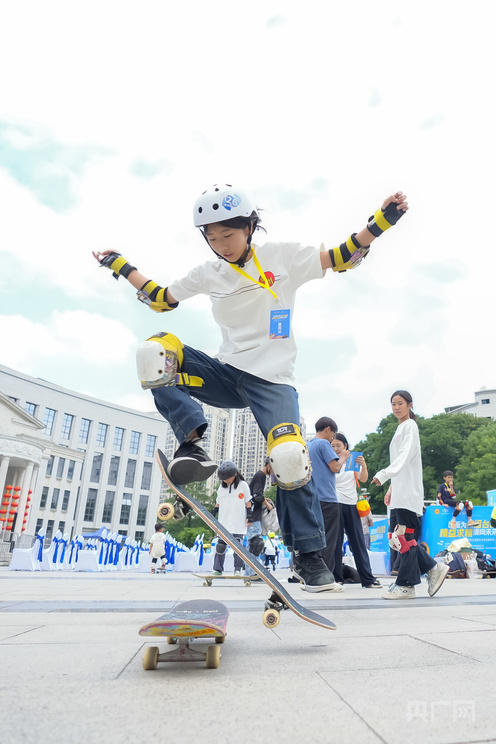 滑板速度与友情的较量，激烈滑滑板比赛纪实