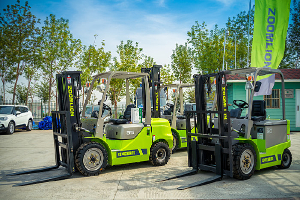 叉车最新型与自然美景的交融，启程寻找内心平和之旅