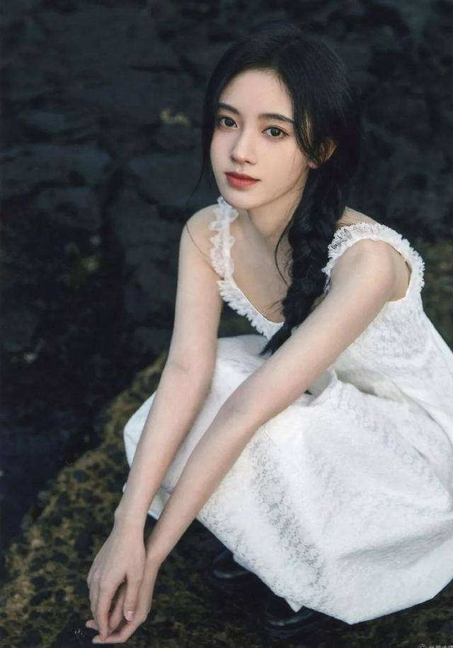 鞠婧祎最新写真集，科技与艺术的完美融合亮相惊艳瞬间