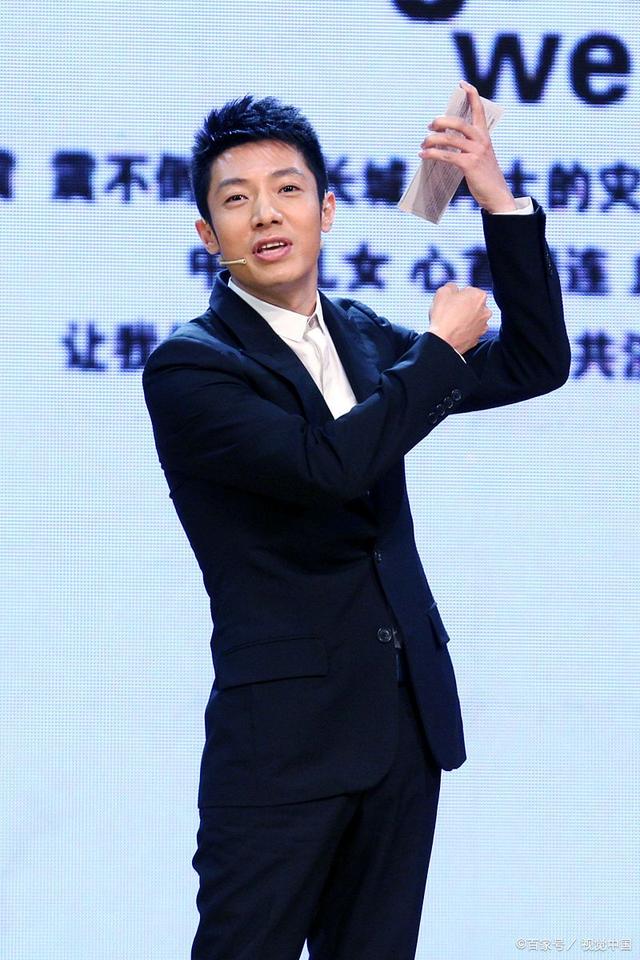 撒贝宁励志风采，最新资讯展现自信与成就的力量