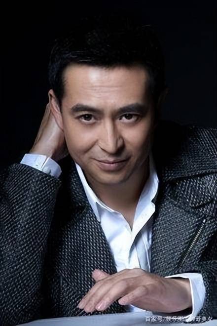 中国70后男演员与科技时代的融合，体验前沿科技，见证生活巨变