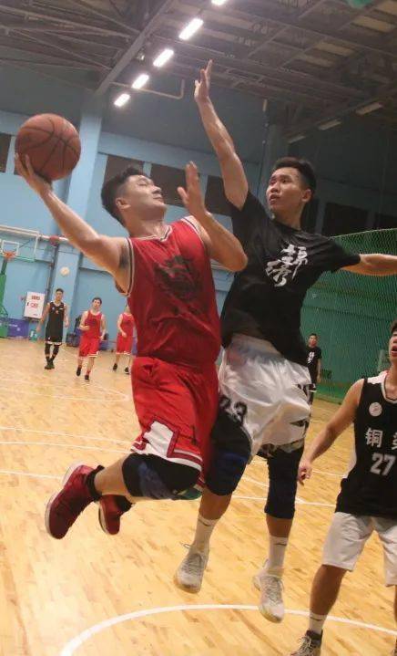 篮球比赛上场人数，变化中的自信与成就感的奇妙旅程