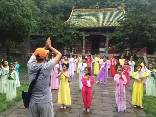 黄华如何成为一名出色的女演员，初学者与进阶指南