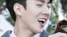 边伯贤的动漫日常，友谊与陪伴的温馨时光