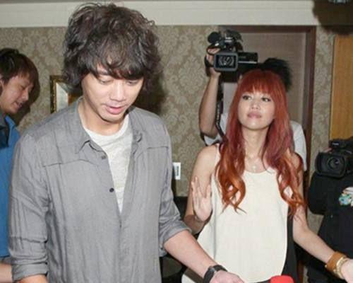 歌手兼演员，人生舞台上的旋律与自信之歌