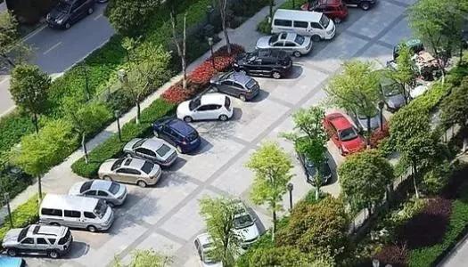 探访独特小巷风情中的隐藏版特色小店，最新房产规定下的独特体验