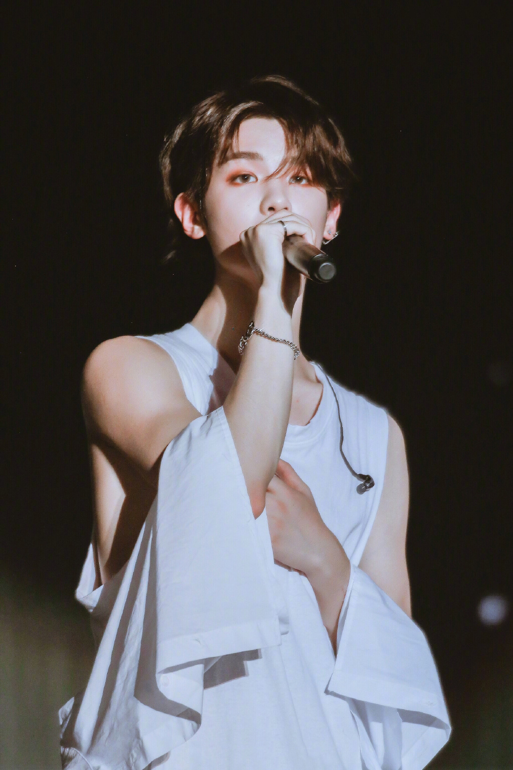 黄明昊最新图片,展现变化、学习与自信的力量