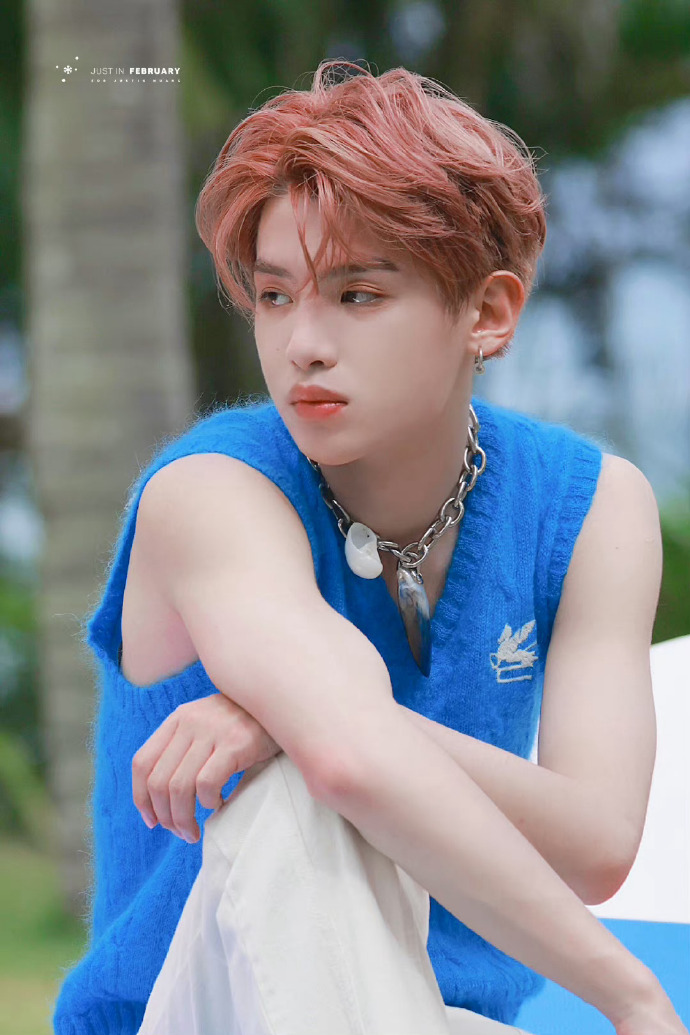 黄明昊最新图片,展现变化、学习与自信的力量