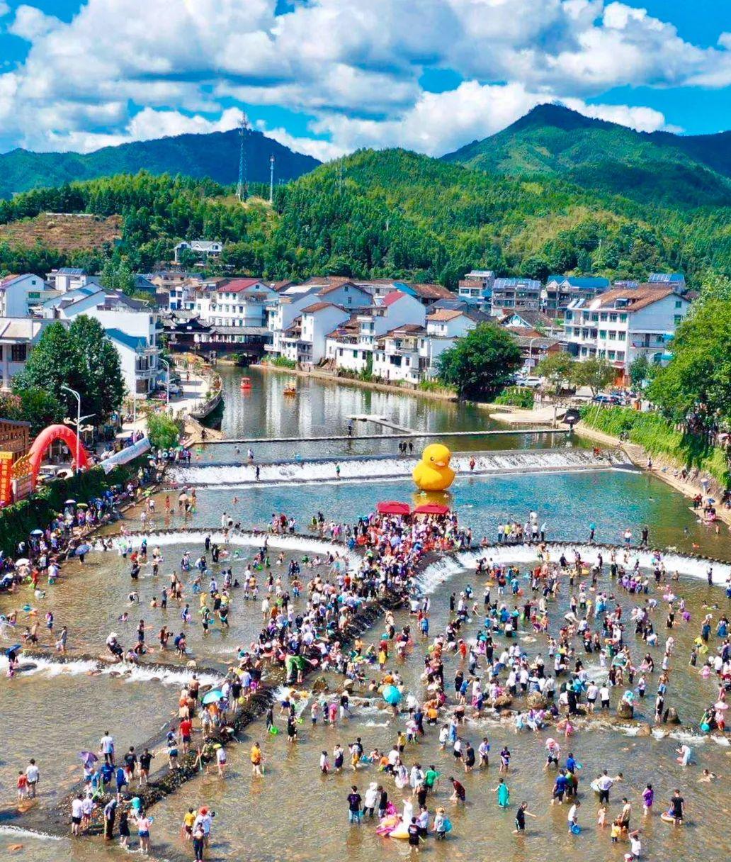 最新广场舞风靡全民，舞动生活的精彩瞬间