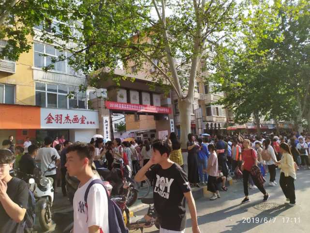 郑州违法色情内容警示，远离站街女，遵守法律道德准则