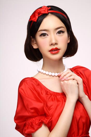 戚薇，自信之光闪耀，励志故事激励成长之路