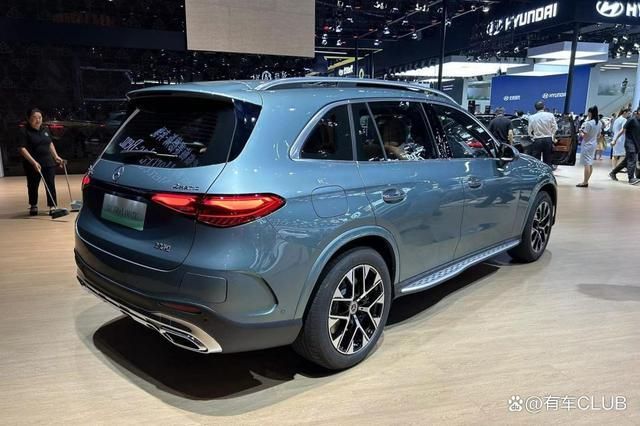 探秘小巷深处的奔驰GLC 2024最新视频体验之旅