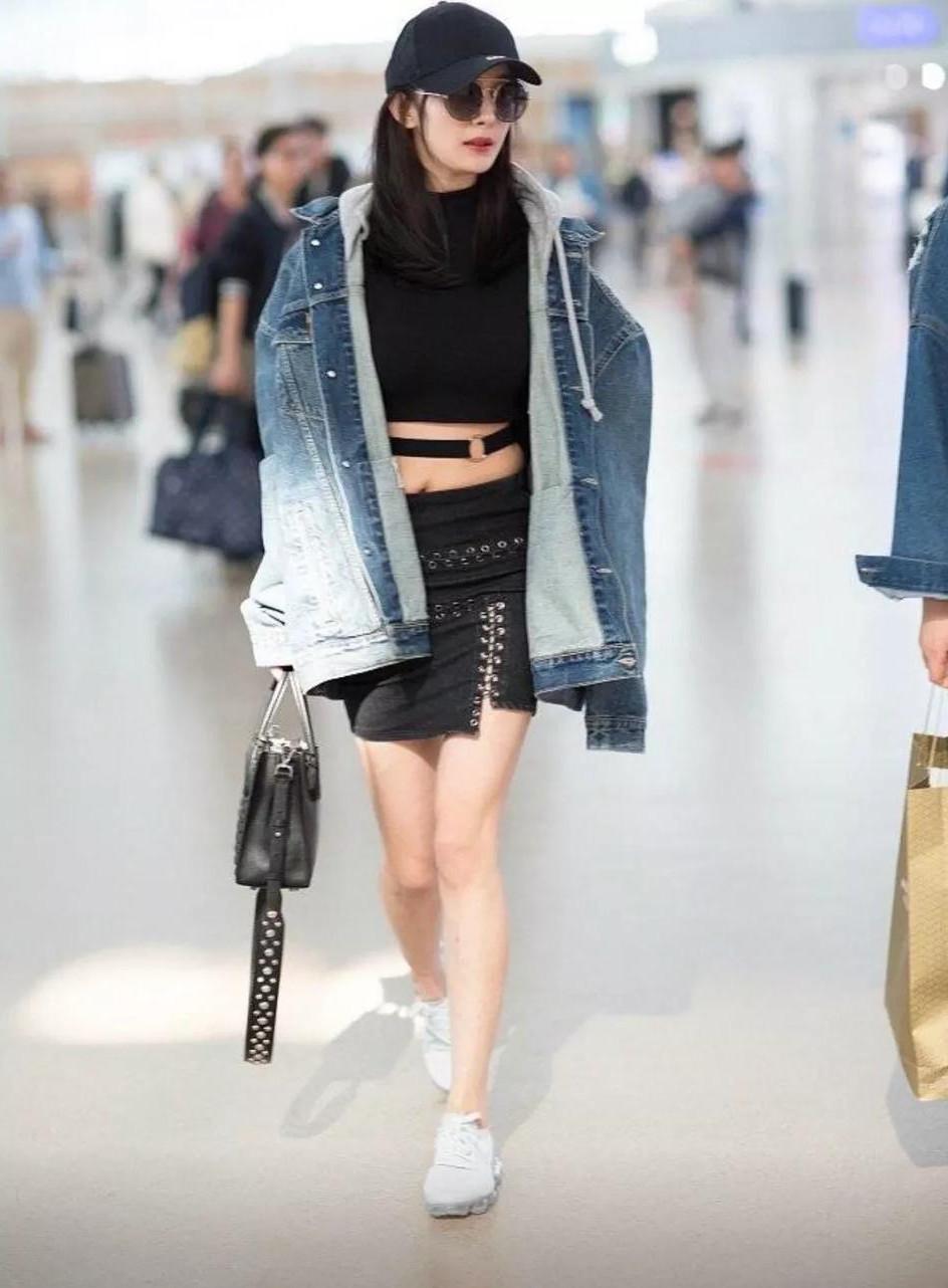 杨幂2024最新街拍，自信与时尚共舞，励志故事中的时尚女王风采