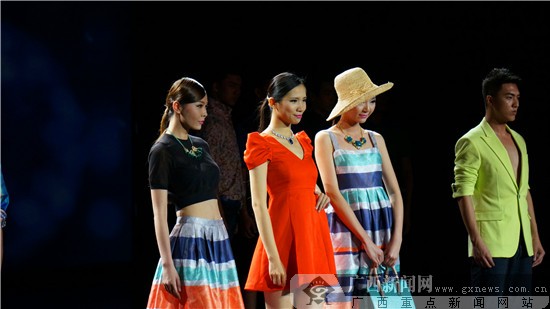 跳舞服装最新款17，自然美景中的时尚之旅探索