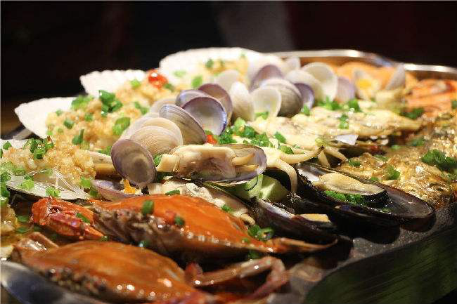 新鲜海鲜挑选、烹饪与享用全攻略，最新海鲜指南助你品味海味盛宴！