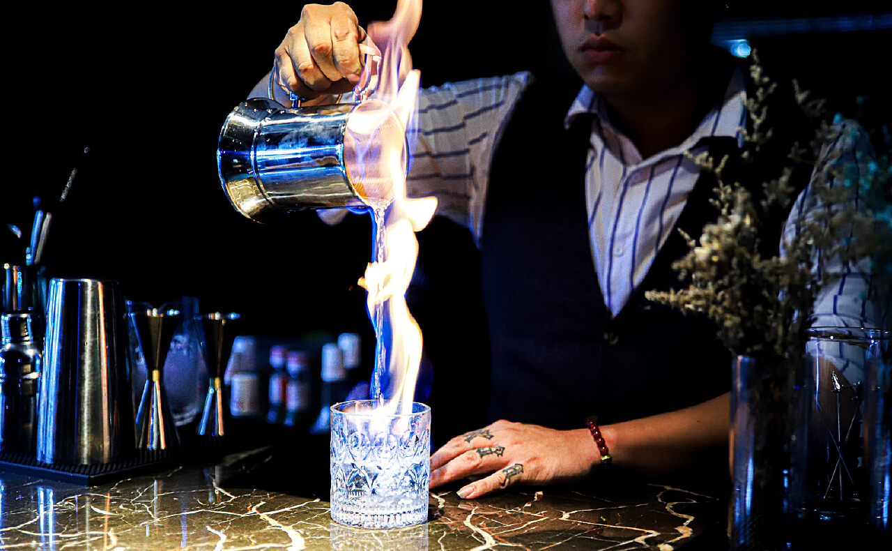 探秘小巷深处的独特调酒秘境,最新调酒风尚揭秘