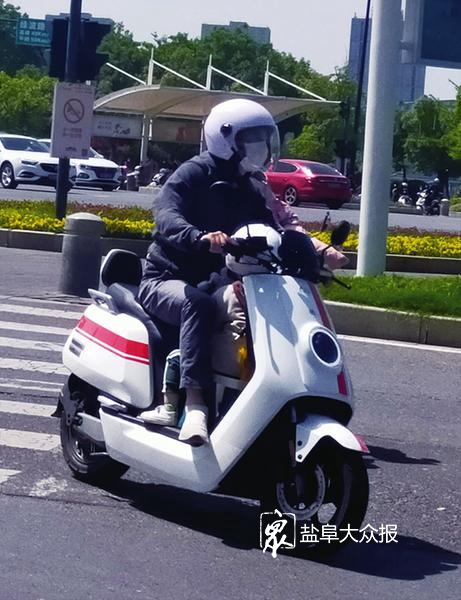 最新电动车头盔佩戴指南,轻松探索自然美景的骑行之旅