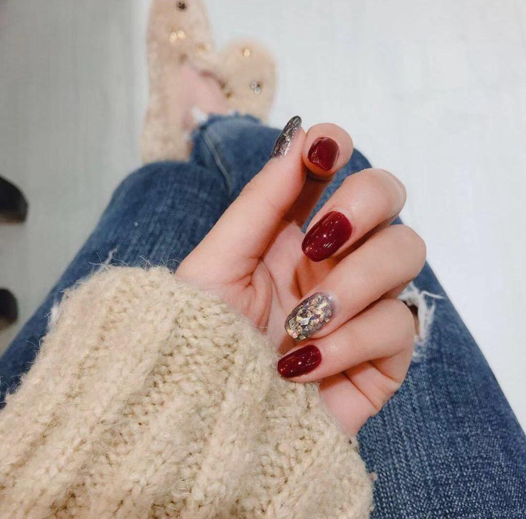 最新爆款红色美甲引领时尚风暴，瞬间成为瞩目焦点！