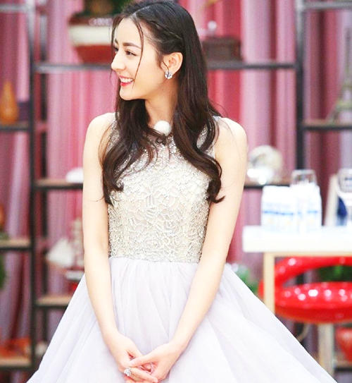 关晓彤最新照片展现自信与坚持，励志力量闪耀无界