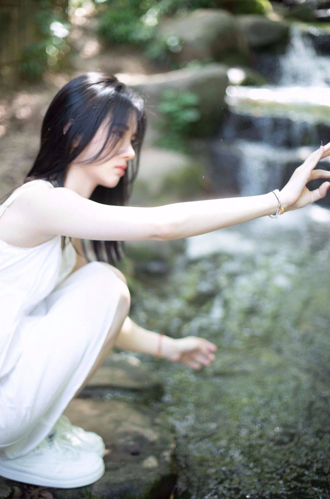 鞠婧祎最新图片，自然美景之旅，寻找内心平静的时刻