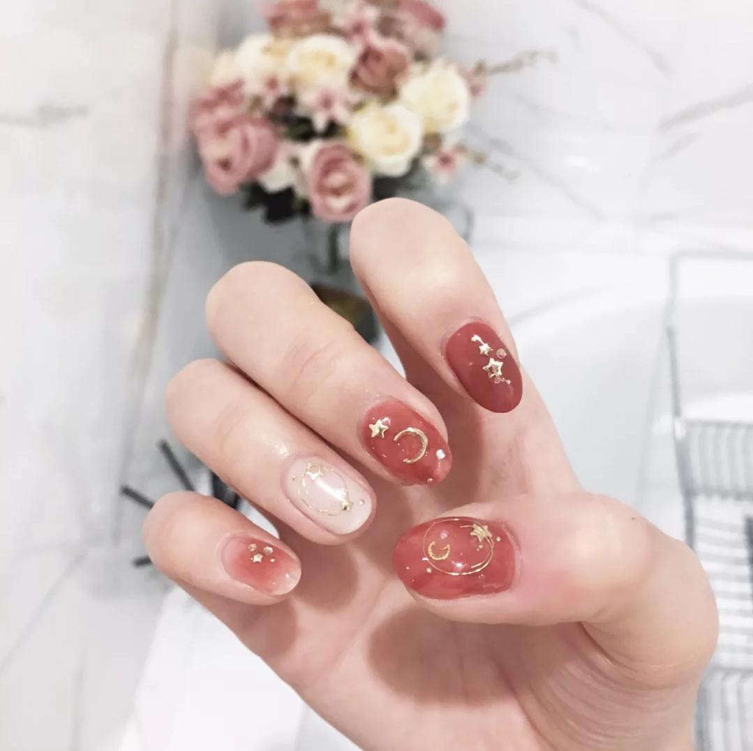 最新美甲款式，简约时尚之选