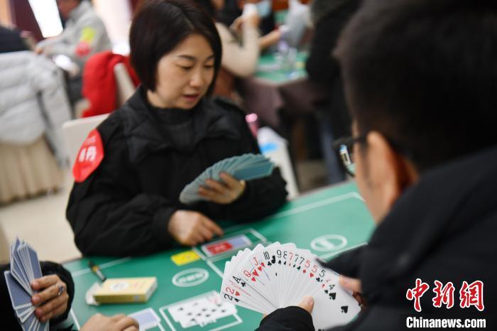 掼蛋比赛风采，在挑战中成长，自信闪耀的图片纪实