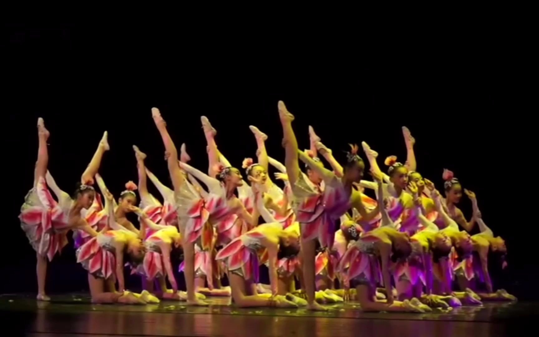 群舞比赛舞蹈，展现团队风采与魅力的精彩瞬间