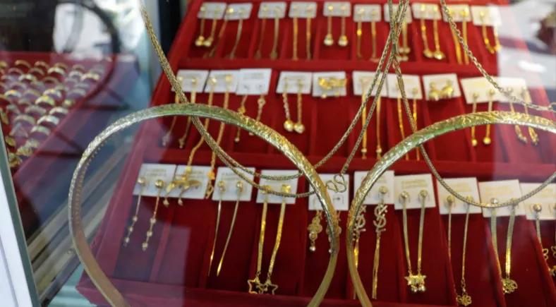 黄金价格暴跌引发市场动荡，黄金投资新思考与策略调整