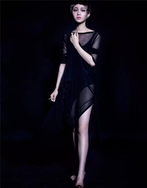 演员王佳宇的彩色日常，爱与陪伴的温馨时光之旅