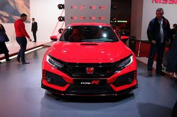 十代思域SI上市时间揭晓,小巷中的独特风景与新篇章的期待