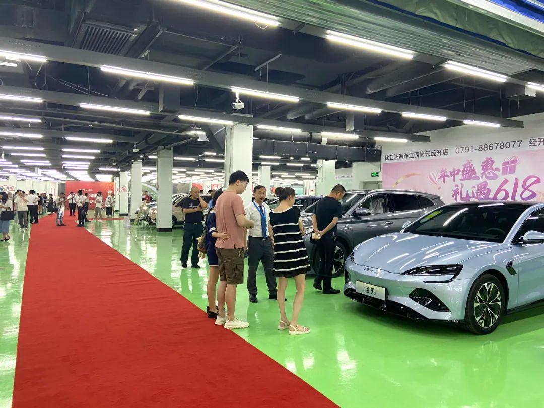 最新车展资讯，车模与城市的璀璨邂逅